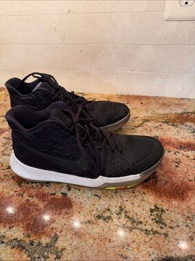 Nike Black Kyrie 3 - Athletic Basketball Shoes